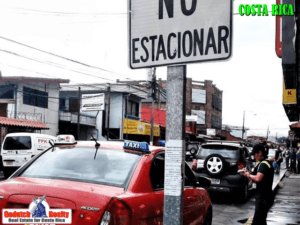 A No Parking or "No Estacionar" sign is not very common in Costa Rica. You'll mostly see a yellow curb. Parking your car in Costa Rica